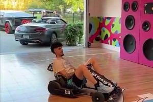 技術沒啥問題！三球鮑爾展示眼花繚亂的板凳運球